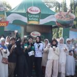 Momenkebersamaanmasyarakatusaimenikmatigulaikambingsiapsantapdarikegiatan“SasaSantanGulaiKambingIdulAdha2026”diareaMasjidAt-TinTMIIJakarta_copy_640x427